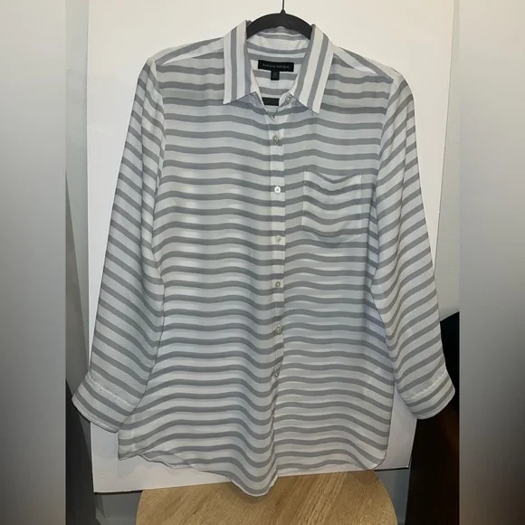 Petite 🍌 Banana Republic Button Down - Picture 2 of 13